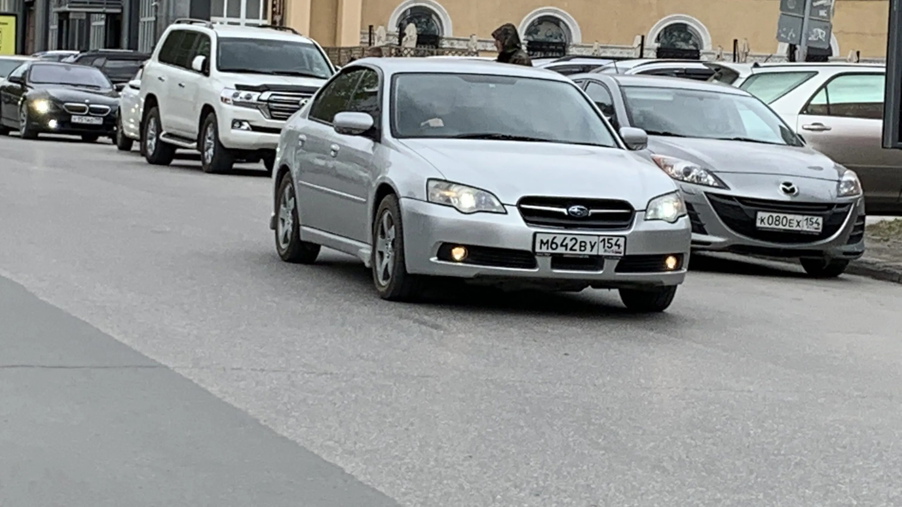 Машины мэрии. Машины из мэрии. Кортеж сергея шойгу. Депутатская машина. Праворульные машины англия.