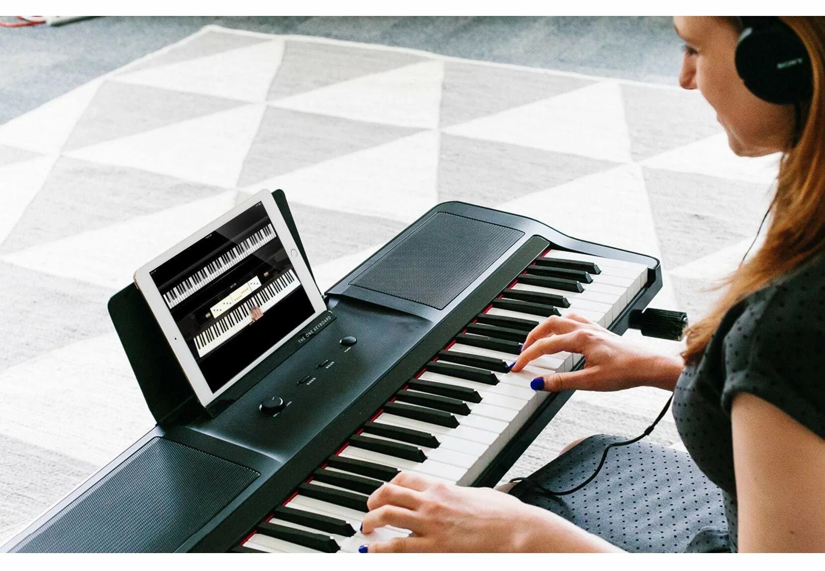 Муз интернет. Синтезатор the one Light. Цифровое пианино the one Smart Piano. Человек с синтезатором. Фортепиано и синтезатор.