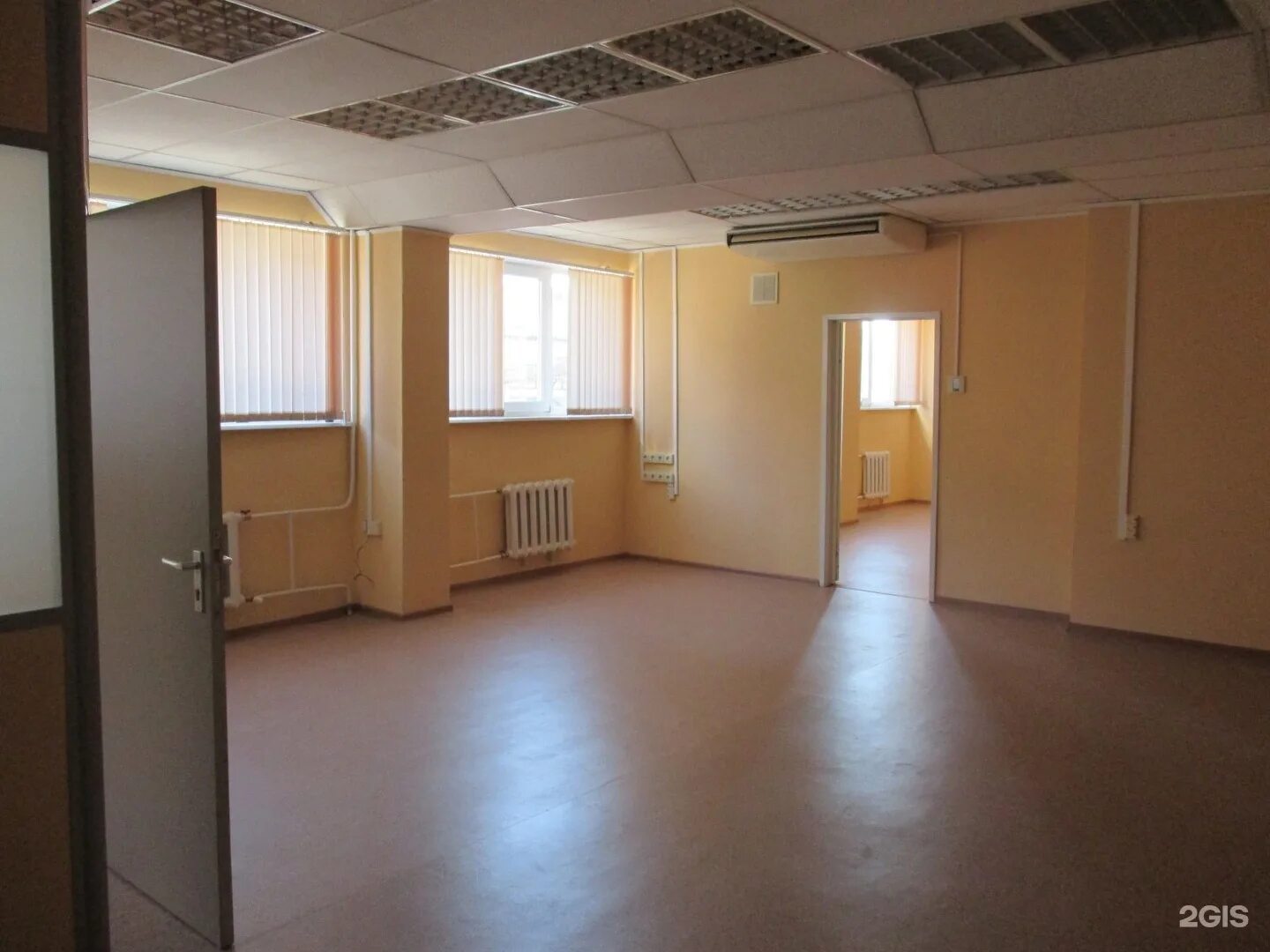 Офис 30 кв м с белыми столами. Авилон плаза внутри. 33. Москва, улица подольских курсантов, 24а. Офисный центр плазма тольятти.