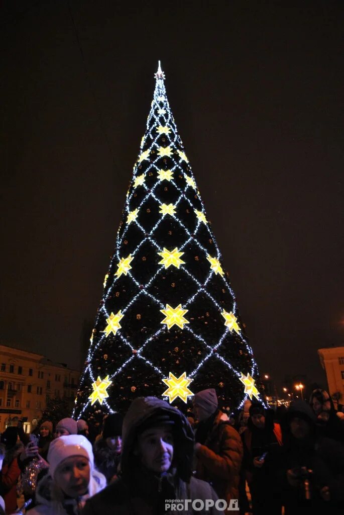 Елка на площади ленина чебоксары. Красная площадь чебоксары новый год. Главная площадь чебоксар. Ёлка на площади республики чебоксары 2022. Ёлка площадь республики чебоксары 2021.