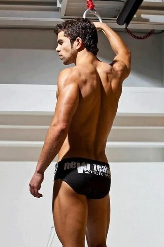 Полоска бикини у мужчин. Intimissimi мужские трусы. Юноши с большим достоинством. Стринги для мужчин из полосок. Luis domingo baez голый.