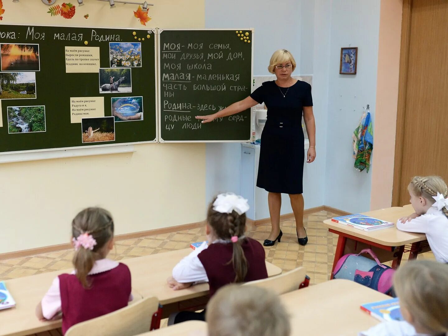 В какой школе 15 уроков. Учитель объясняет урок в младших классах. Учителя на откром уроке. Учитель начальных классов. Урок истории в школе.