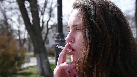 Видео где девушки курят