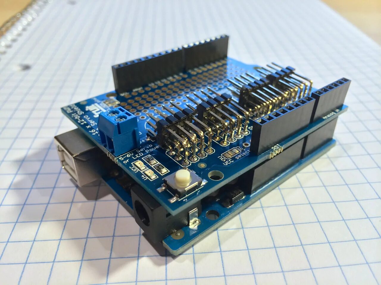 Сервопривод шилдардуино. Серво шилд ардуино. Arduino Shield ардуино. Шилд ардуино Леонардо.