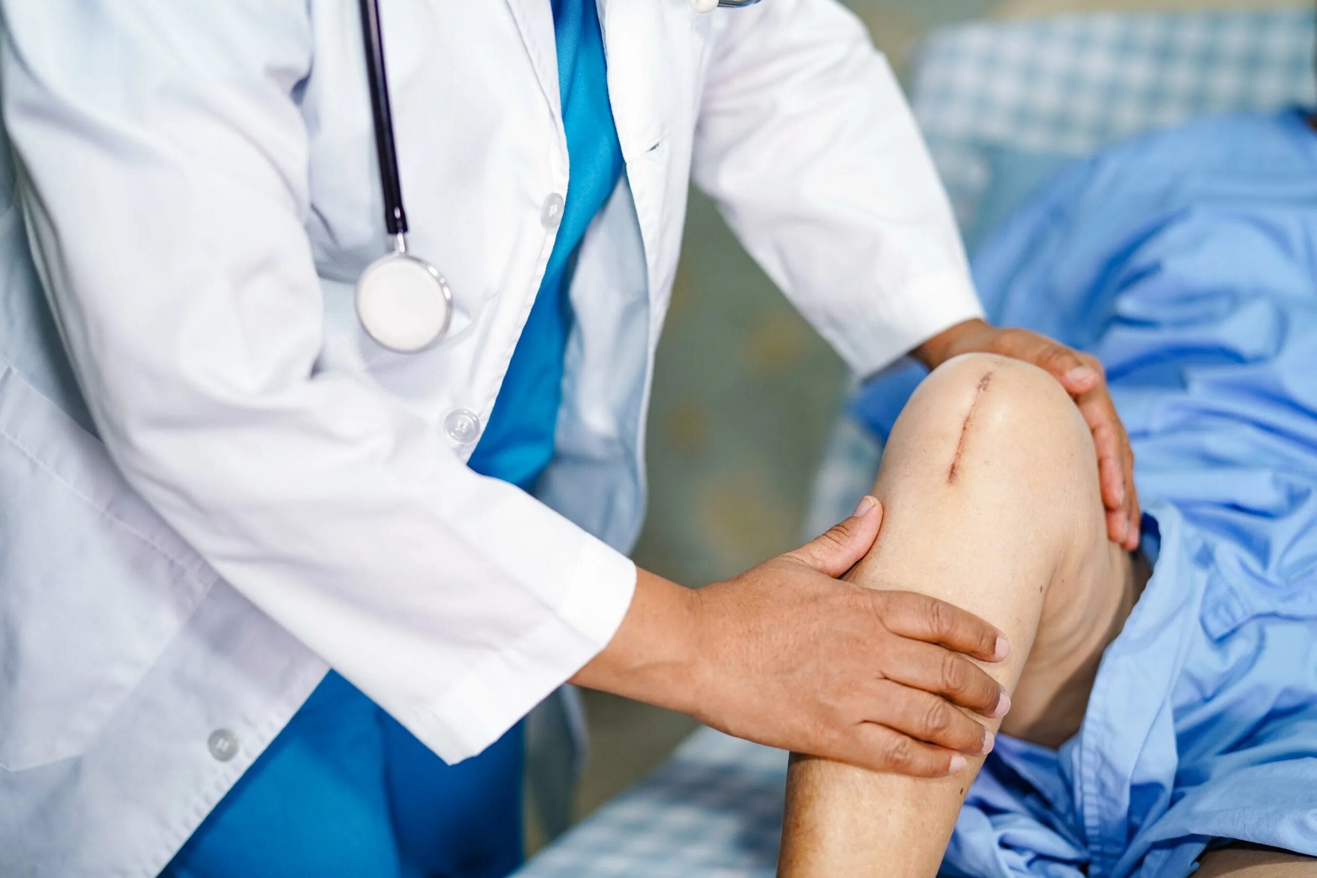 Оперировать больного. После операции эндопротезирования коленного сустава. Эндопротезирование коленного сустава реабилитация. Реабилитация в послеоперационном периоде. Эндопротезирование коленного сустава пациент.