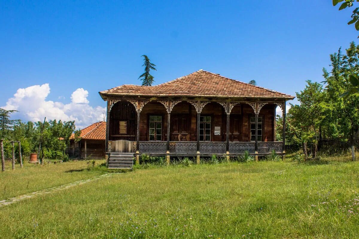 Дом+грузия кутаиси. Этнографический музей грузии. Грузия дворец сигнахи. Мухури абхазия село. Грузинский дом грузия тбилиси.