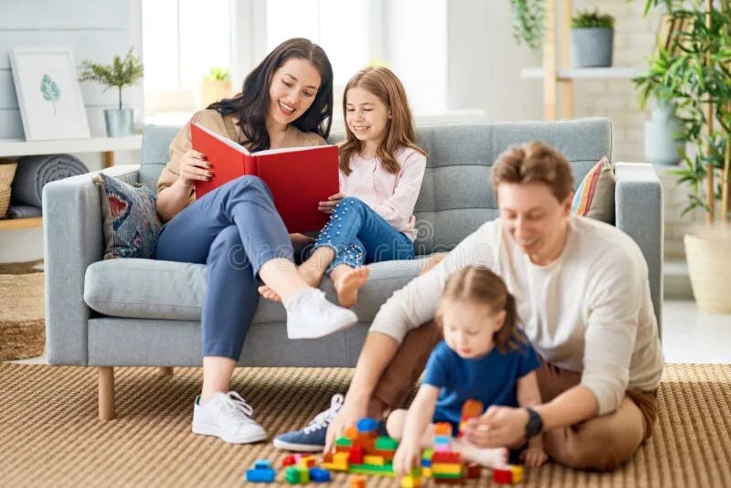 Will be at home. Семья в интерьере. семья играет. счастливая семья играет. игру family at home.
