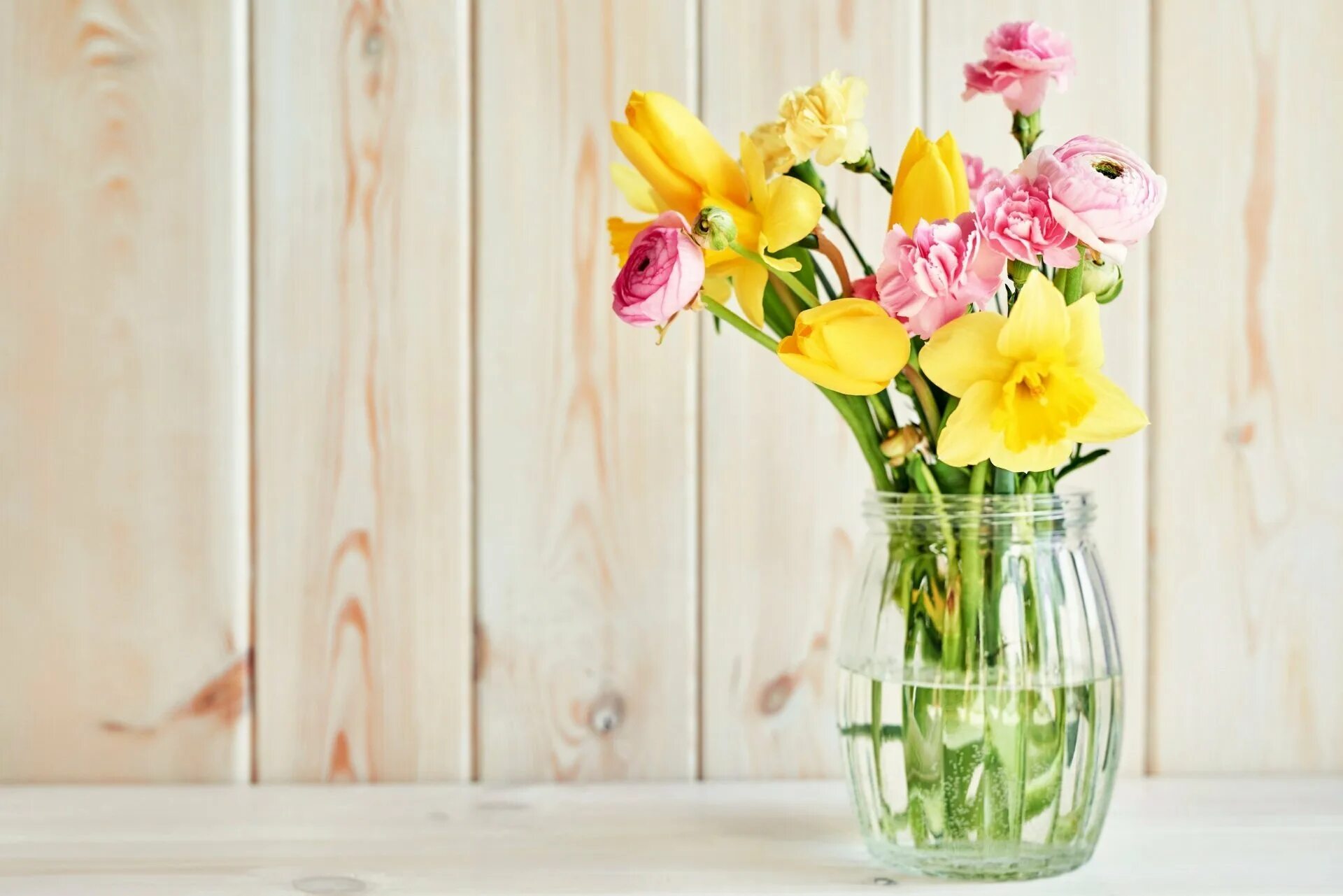 Что добавить в воду для цветов тюльпаны. Фрезия нарциссы. Цветы в вазе. Весенний букет. Нежные весенние цветы.