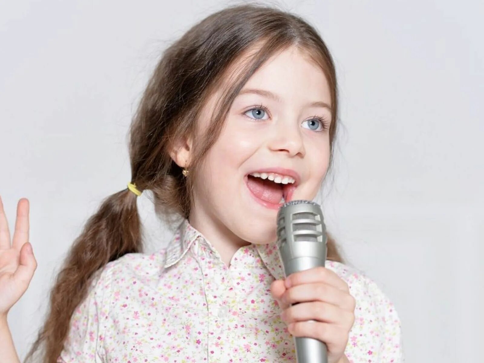 Девочка которая поет руками. Микрофон для пения. Поет в микрофон. Девочка поет в микрофон. Дети поют.