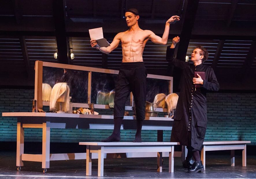 Мадам саха сцена. Иллюзионный концерт московский театр иллюзий. Тот еще театр. Театр тень марьина роща. Тот еще театр.