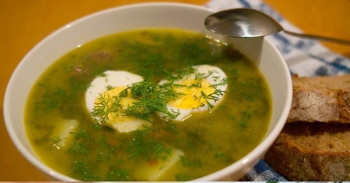 Щавельные щи. Суп щавелевый с яйцом и курицей. Зелёный борщ с щавелем и яйцом. Щавелевый суп классический.