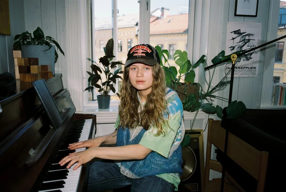 I call you mine girl in red. Караоке гтвук еру икшвпу. Girlinred. Мари ульвен. I call you mine girl in red.