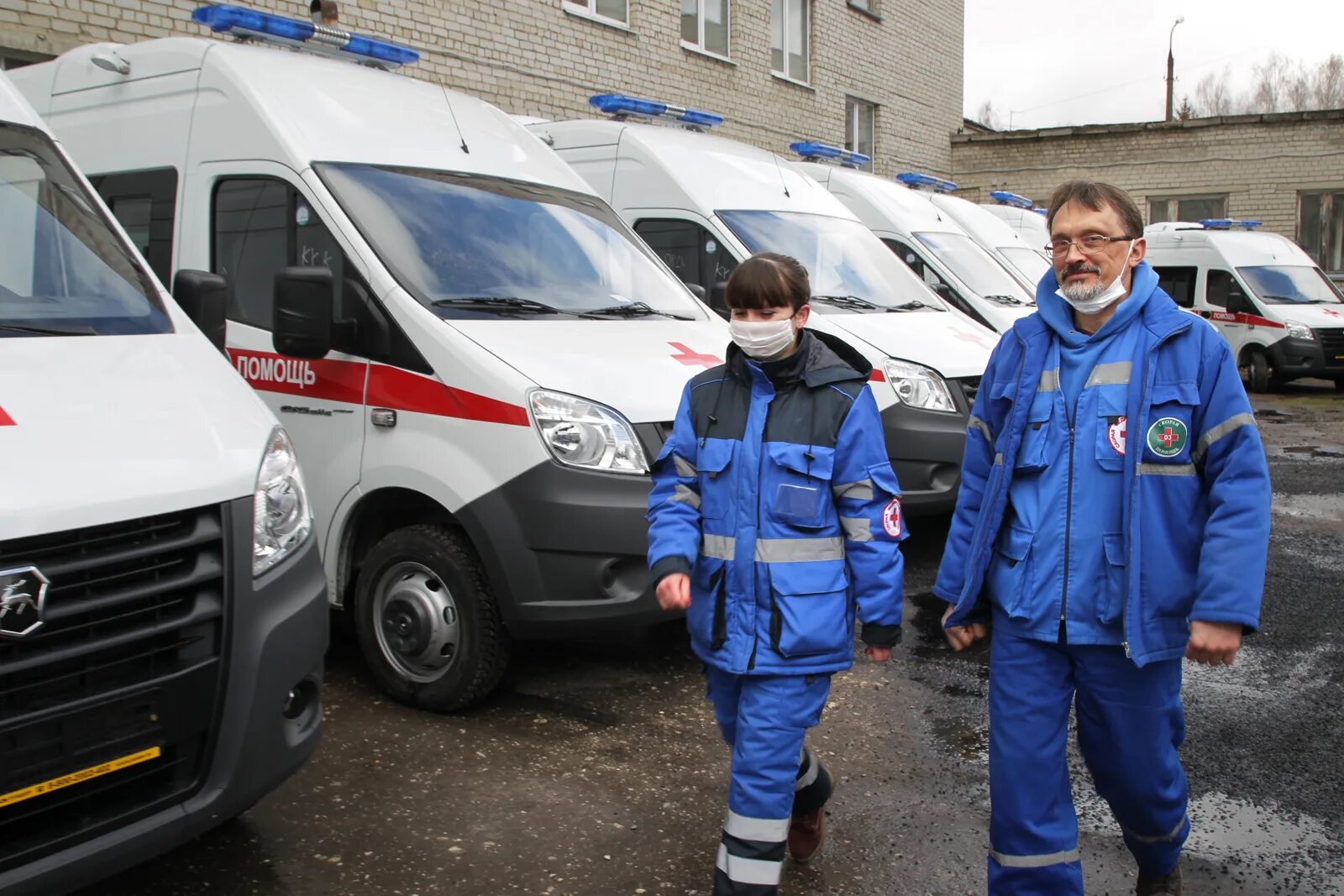 Почему не повысили зарплату скорой помощи. Врач скорой медицинской помощи. Машины скорой помощи во Владимирской области. Фельдшер скорой помощи во Владимире фото. Главный врач скорой помощи Вязники Владимирская область.