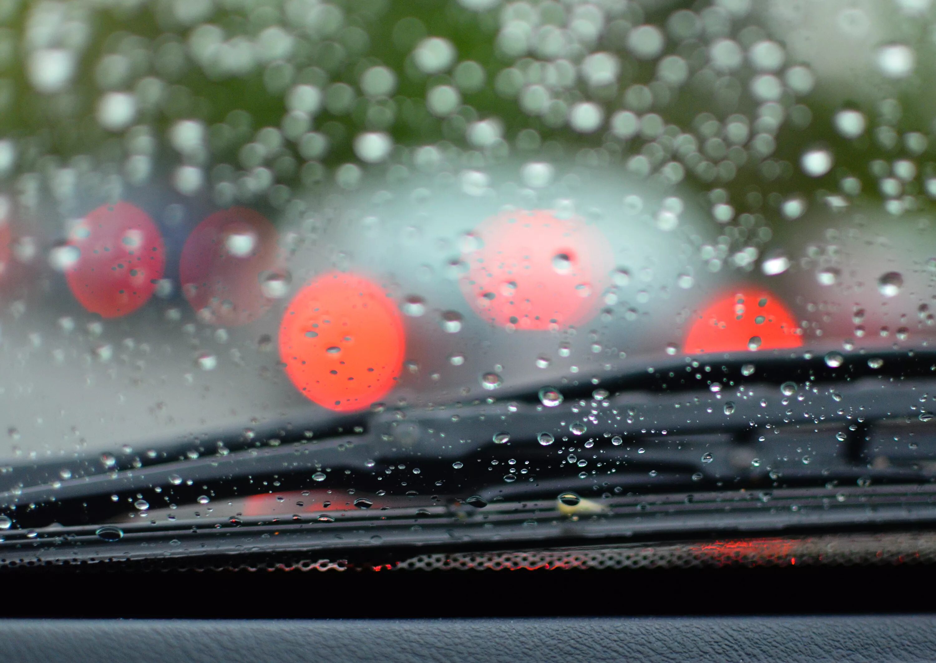 Капли на стекле. Капли на стекле автомобиля. Капли дождя на стекле автомобиля. Капли дождя на машине.