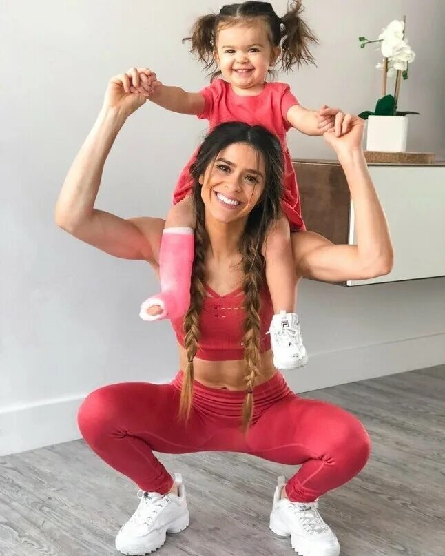 Картинка спортивные мамы. Спортивная мама. Спортивная мама с ребенком. Фитнес мама и ребенок. Мама и дочка фитнес.