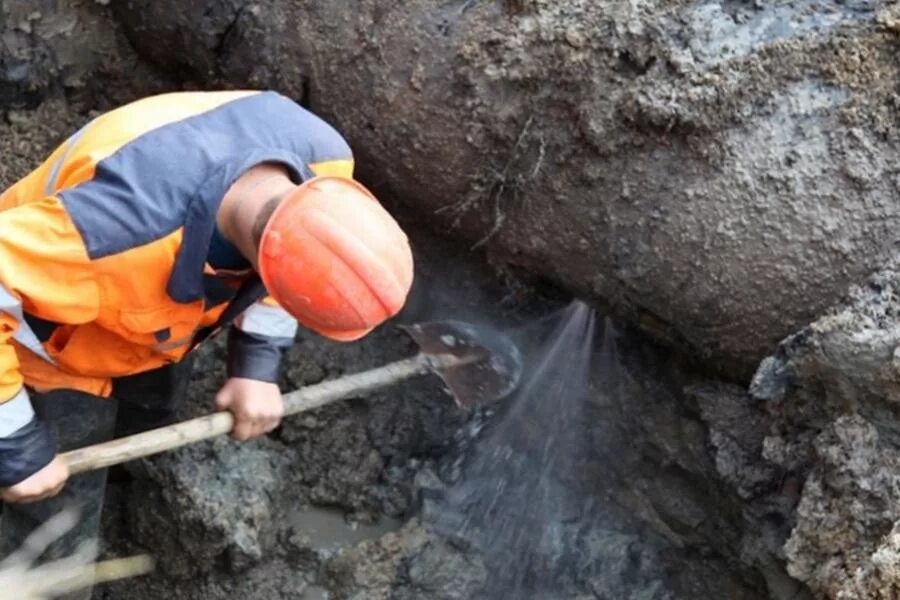 Утечки водоканал. Утечка водопровода. ЖКХ Водоканал. МУП Балаково-Водоканал. Аварийные работы на водопроводе.