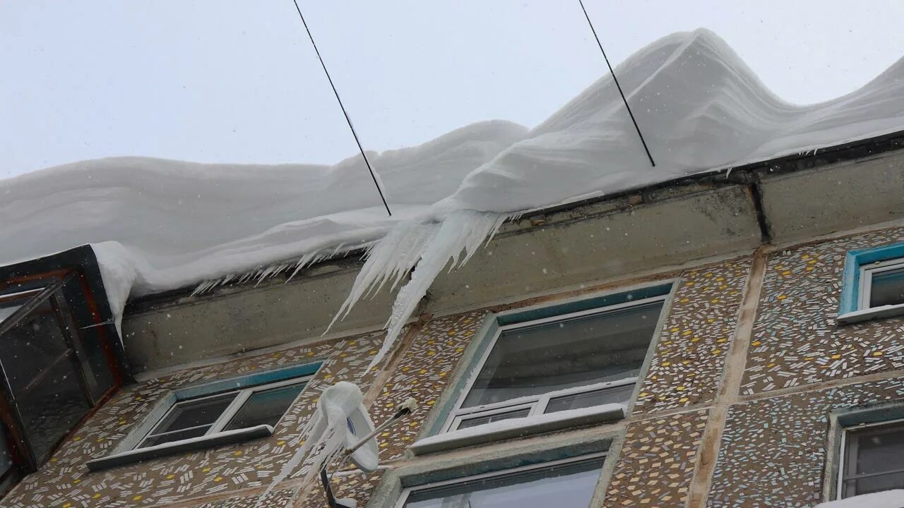 Сход снега с крыши. Снег и сосульки на крыше. Сосульки на здании. Сосульки на крыше.