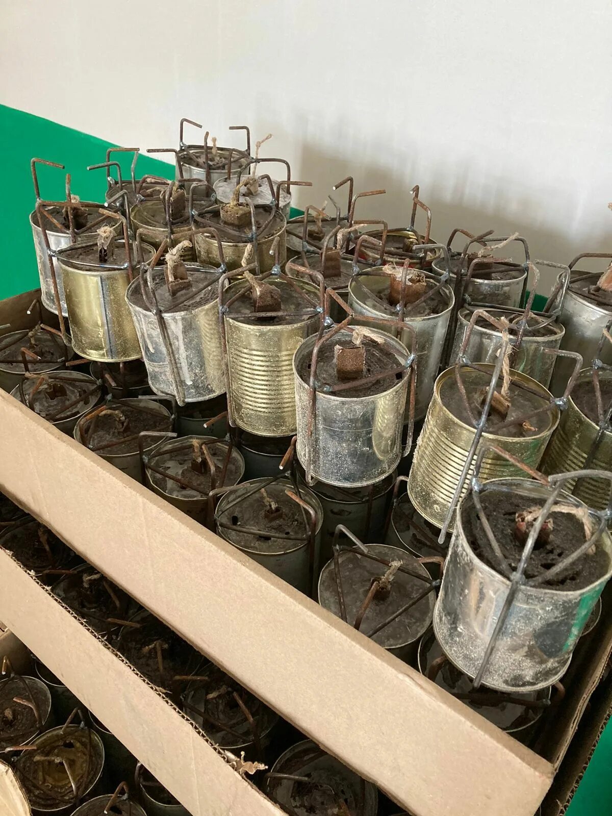 окопные свечи. какой парафин лучше для окопных свечей. окопная свеча из парафина. консервная банка для окопной свечи. жестяные банки для окопных свечей.