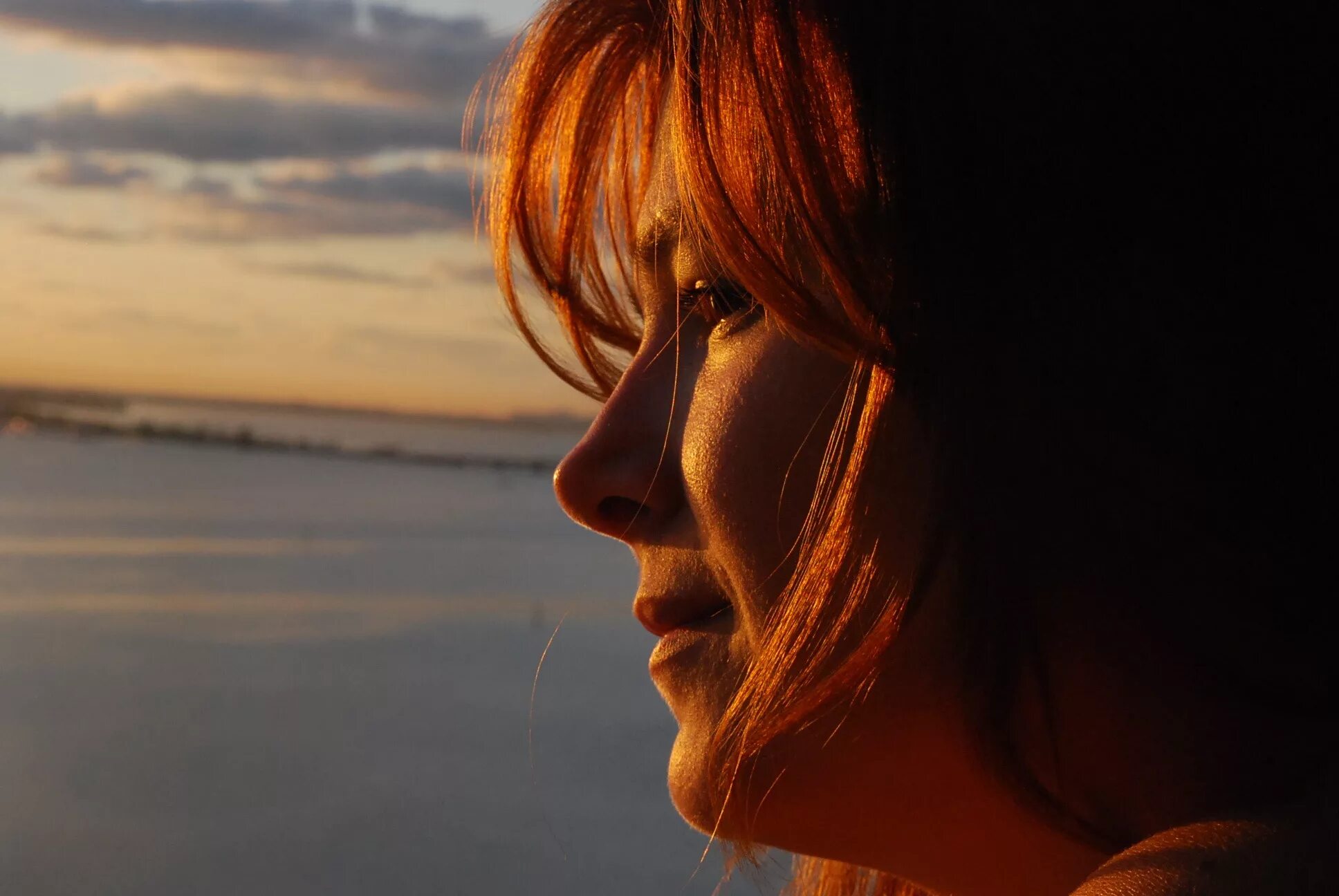 Закату лицо. Спина человека. Закат с профилем человека. Мужчина со спины. Полная девушка на закате спиной.