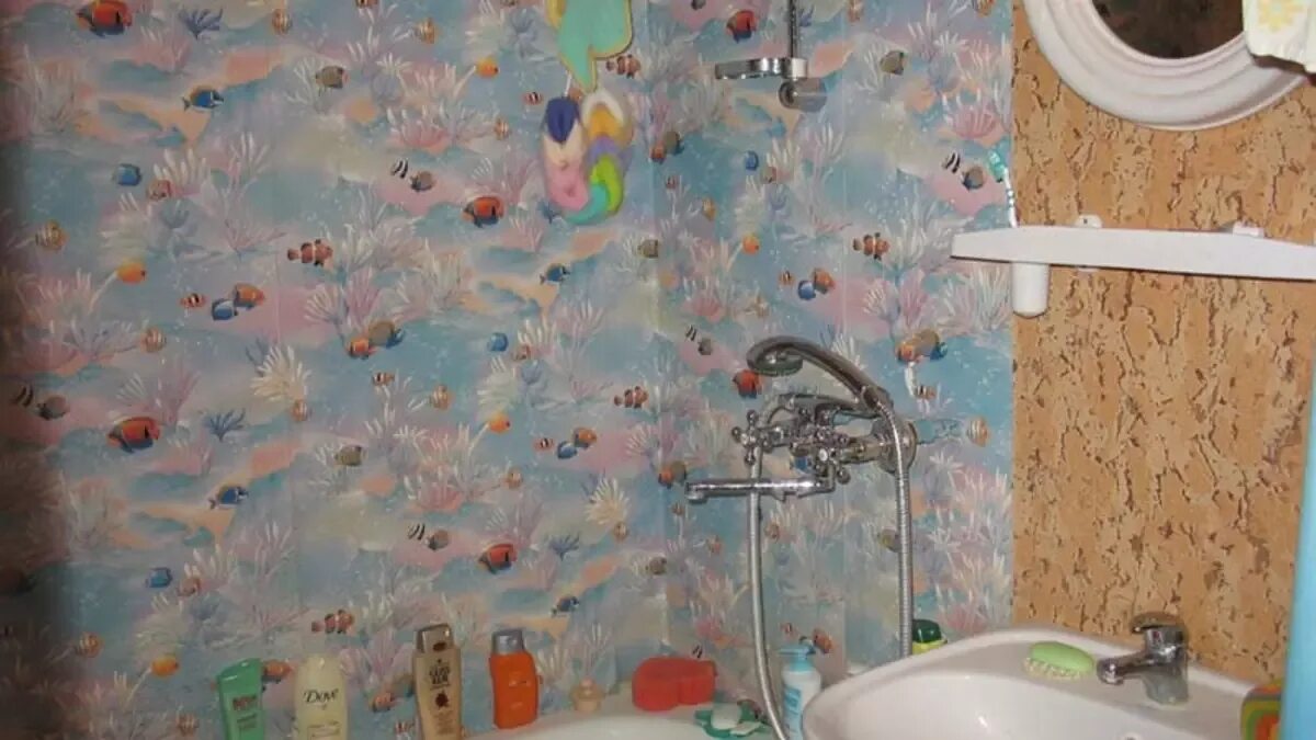 Чем можно обклеить ванную. Клеенка на стены в ванной. Клеенка для ванной комнаты на стену. Клеенка для оклеивания стен в ванной. Обклеить стены в ванной клеенкой.