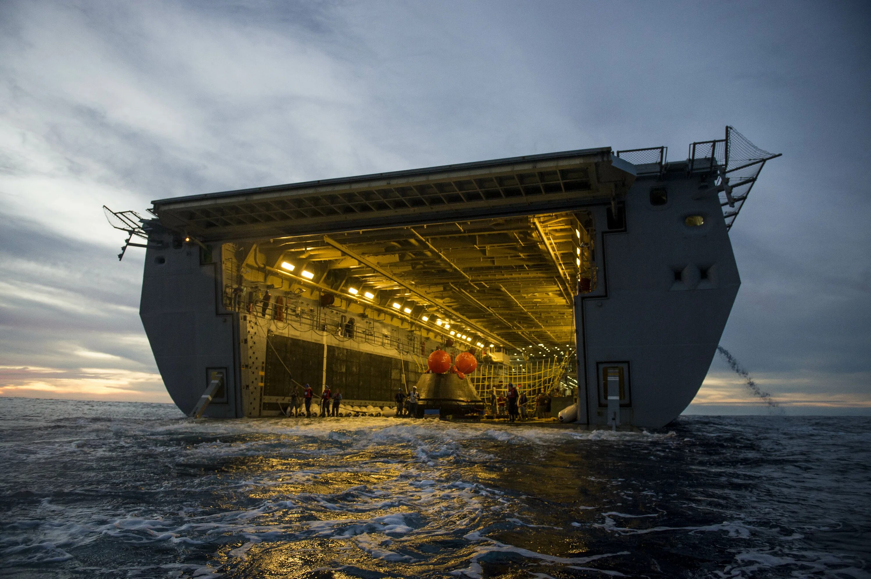 Как называется палуба судна. USS Anchorage. Авианосец Ламантин. Корабли. Военный транспортный корабль.