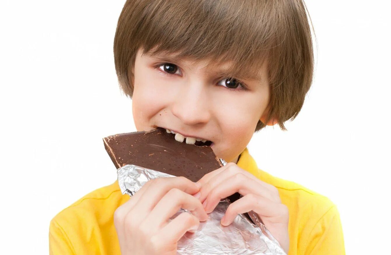 Чипсы конфеты. Мальчик ест шоколад. Конфеты детям. Ест конфеты.