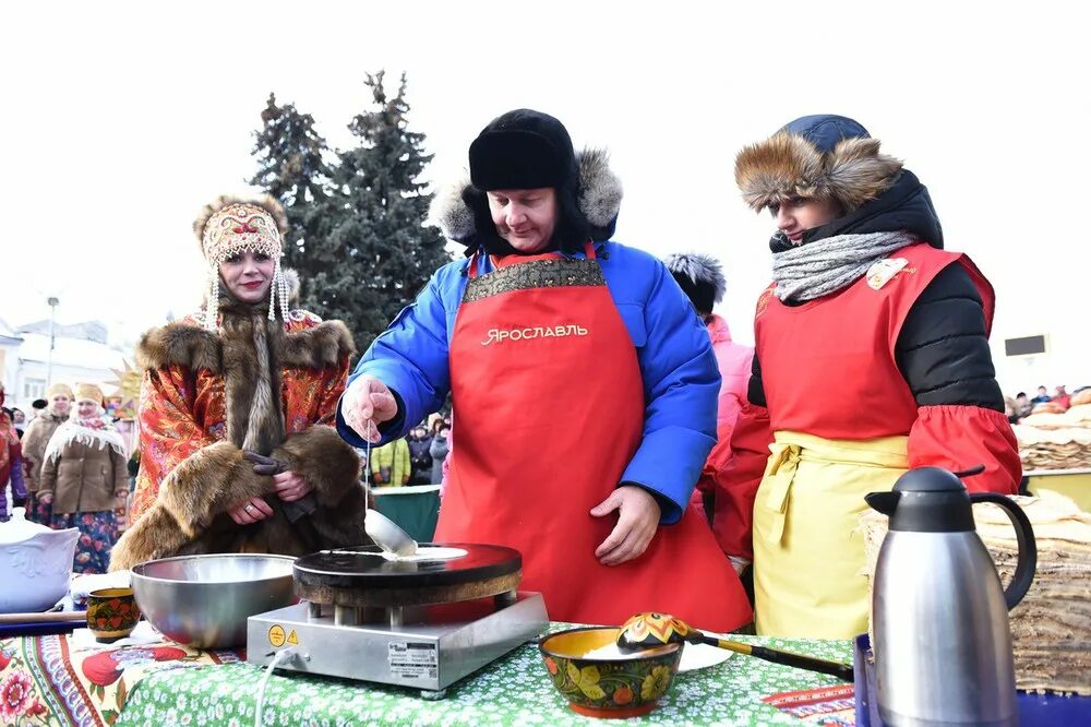 Масленица. Блинчики на Масленицу. Масленица пекут блины. Печем блины на Масленицу.