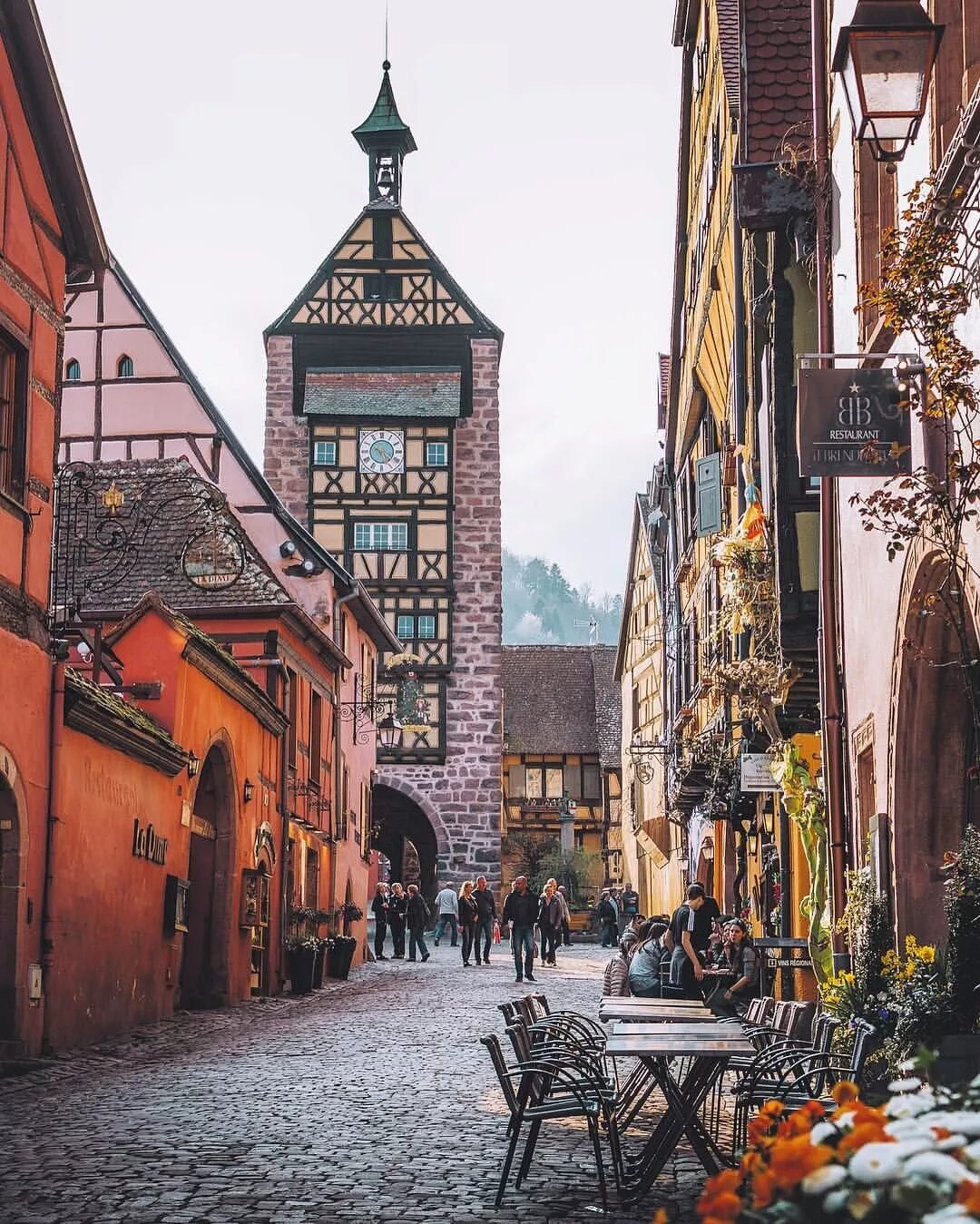 Самые красивые старые города. Эльзас Страсбург. Рибовилле Эльзас Франция. Мощеные улочки Европы. Страсбург окраина.