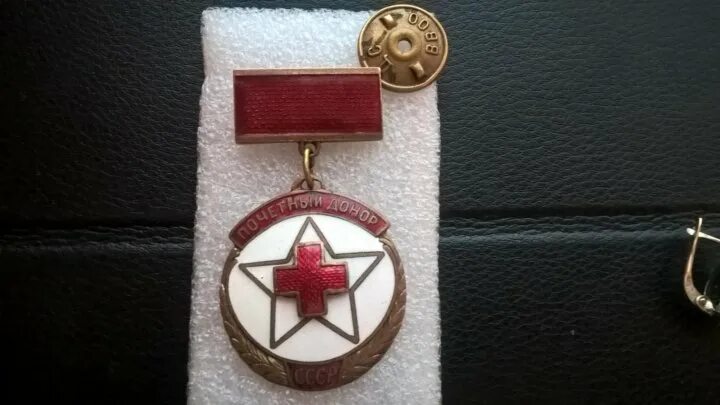 Почетный донор санкт петербурга льготы. Знак "Почетный донор России". Знак Почетный донор СССР. Знак Почетный донор СПБ. Значок донор СССР.