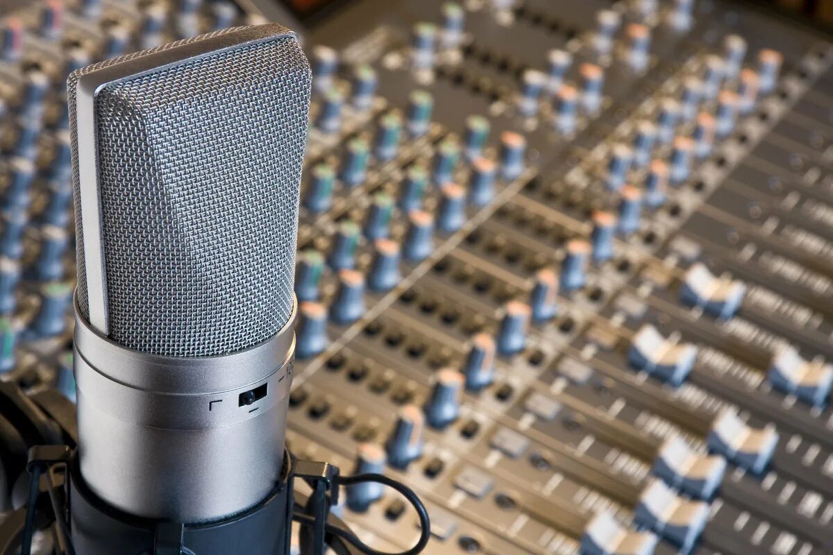Студия записи вокала. Студия звукозаписи FL Studio. Микрофон для звукозаписи. Студия звукозаписи микрофон. Звуковое оборудование.