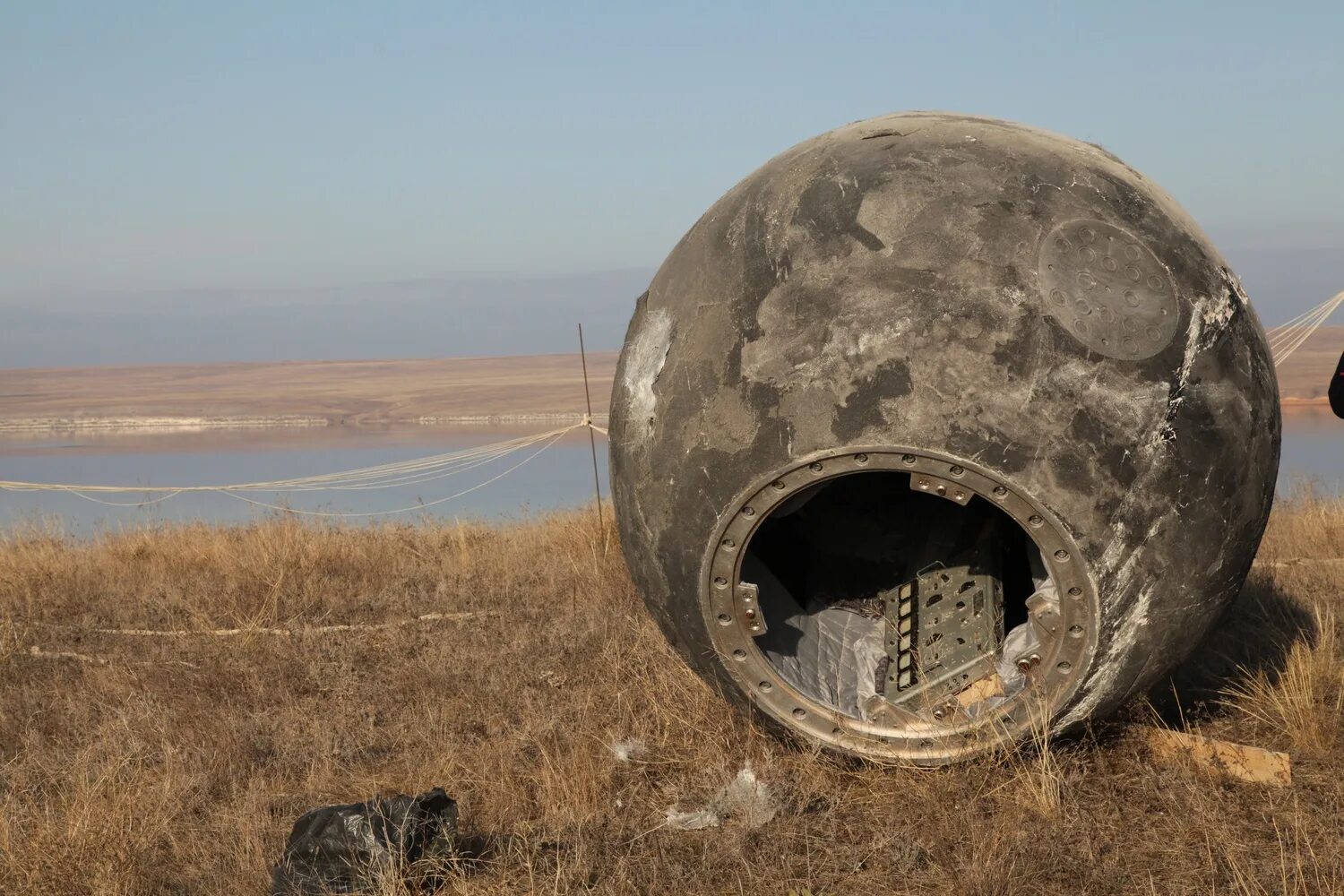 Спускаемый аппарат Восток 1 Гагарина. Спускаемый аппарат корабля «Восток-1». Капсула Гагарина Восток-1. Место приземления капсулы Гагарина. Первые space