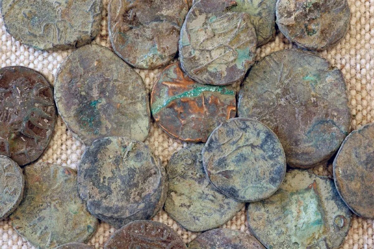 Древние монеты. Монеты бронзовые. Первые каменные деньги. Каменные монеты. Древние деньги человек