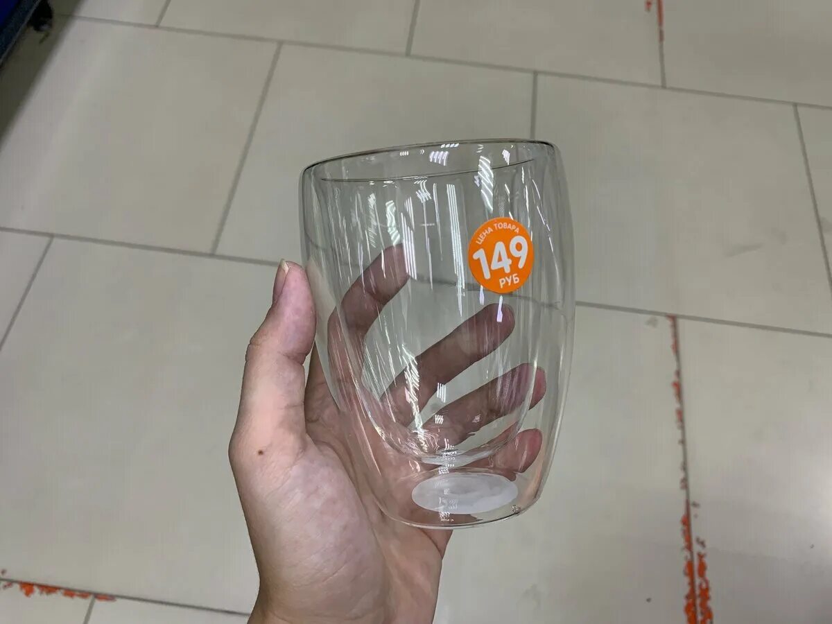 Кружка с двойным дном фикс. Стакан с двойным дном фикс. Чашка с двойным дном. Кофе в прозрачной чашке. Стеклянная кружка с двойными стенками.