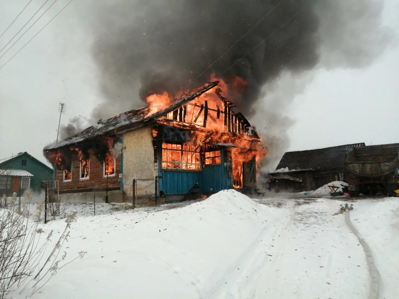 Пожар в Мосальске Калужской. Горящий дом. Пожар в частном доме. Дом горит. В городе сгорел дом