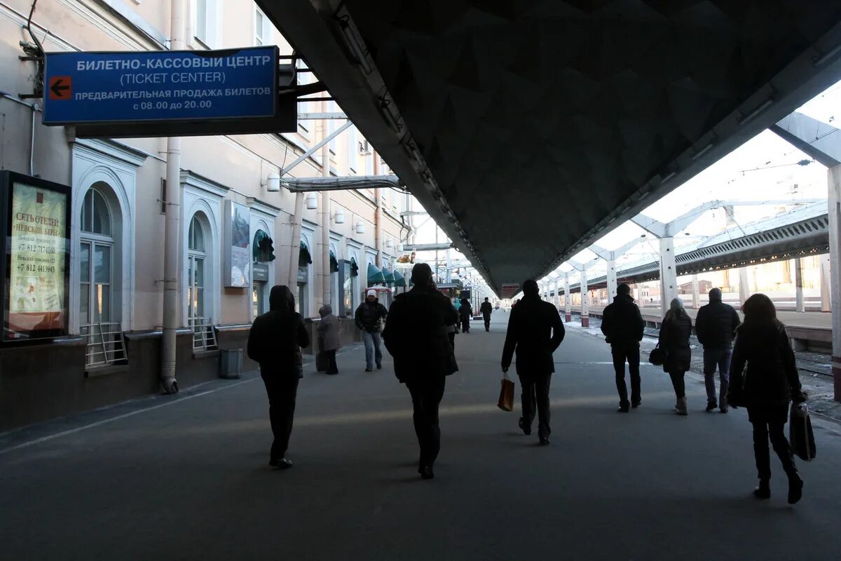 Новости москвы спб. Московский вокзал Санкт-Петербург станция. Московский вокзал Санкт-Петербург платформы. Московский ЖД вокзал Санкт-Петербург внутри. Московский вокзал Санкт-Петербург перрон.