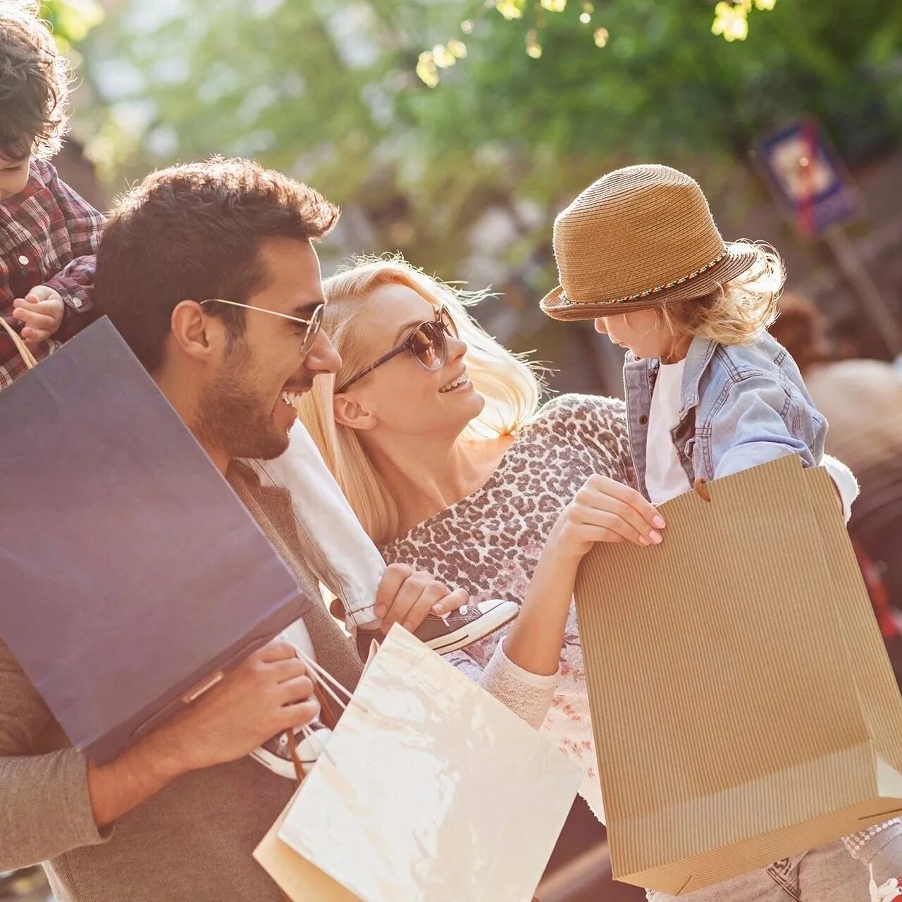 My family shop. Семейный шоппинг. Шоппинг всей семьей. Семья с покупками. Стильная семья.