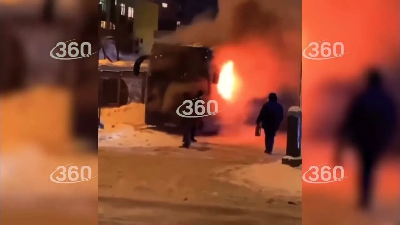 Сгорел электробус. Электробус пожар. горит электробус москва. электробус загорелся.