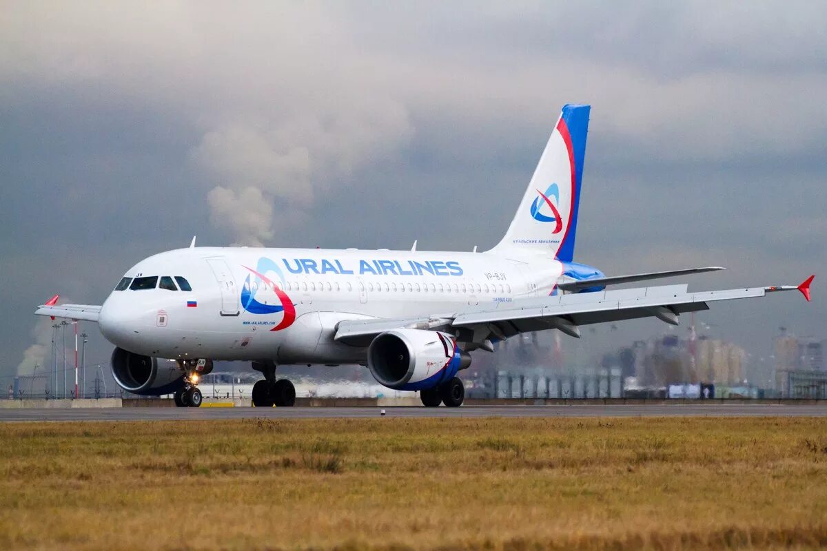 Авиакомпания Урал Аирлинес. Самолёт Уральские авиалинии. Ural Airlines самолеты. Самолёт Уральские авиалинии фото.