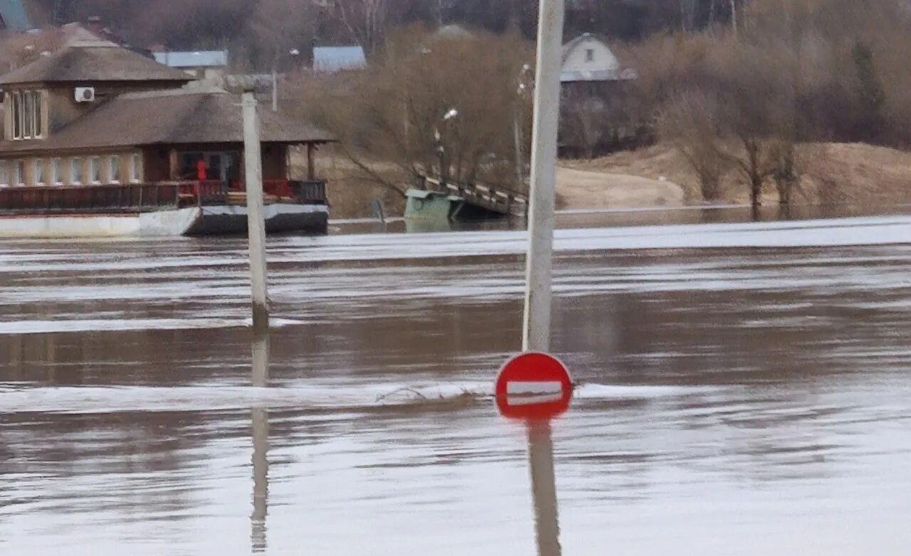 Уровень воды в реке ока горбатов. Уровень воды Ока Калуга. Гидропост Ока Калуга. Уровень Оки Калуга. Подъем реки Оки в Калуге.