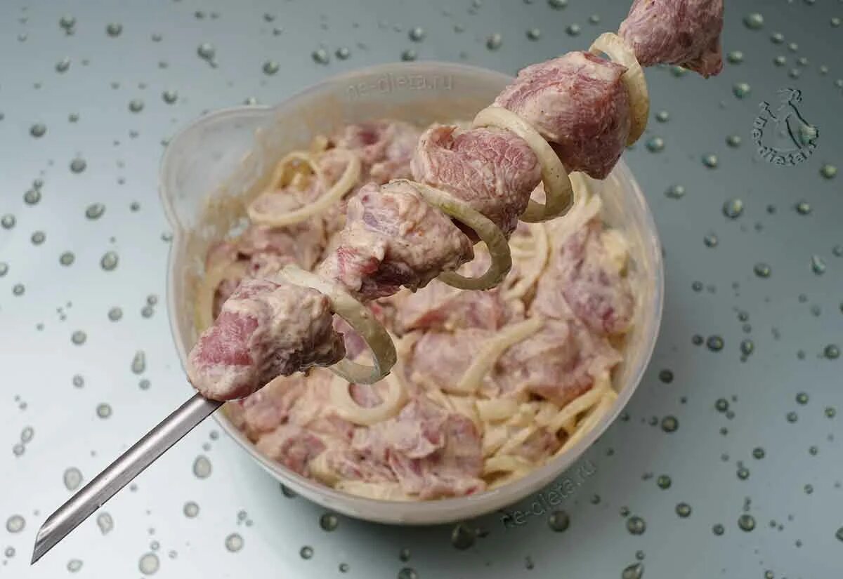 Маринад для шашлыка с луком из свинины. Замаринованный шашлык. маринад для шашлыка из свинины. шашлык в майонезе. шашлык из свинины в майонезе.