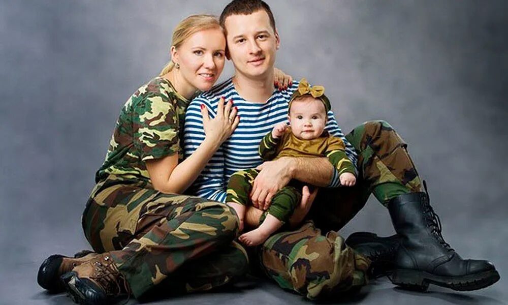 Семья военного. Семья военнослужащего. Солдат с семьей. Русский солдат с семьей.