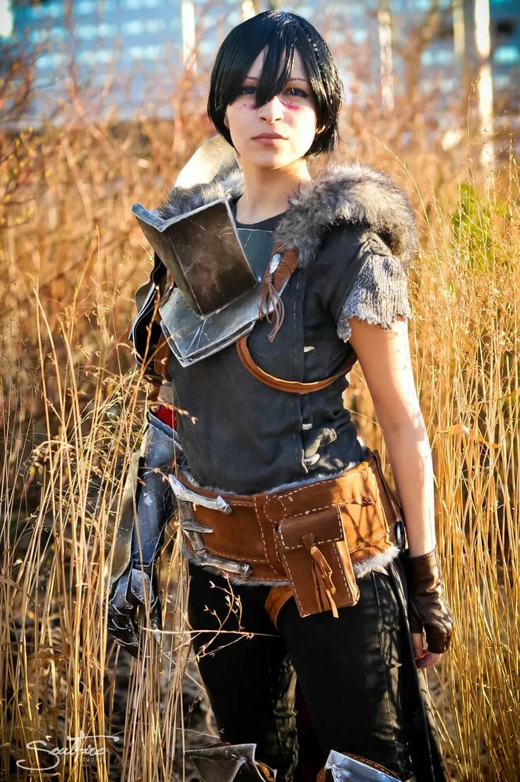 Dragon cosplay. Драгон эйдж косплей. Dragon age 2 Хоук девушка косплей.