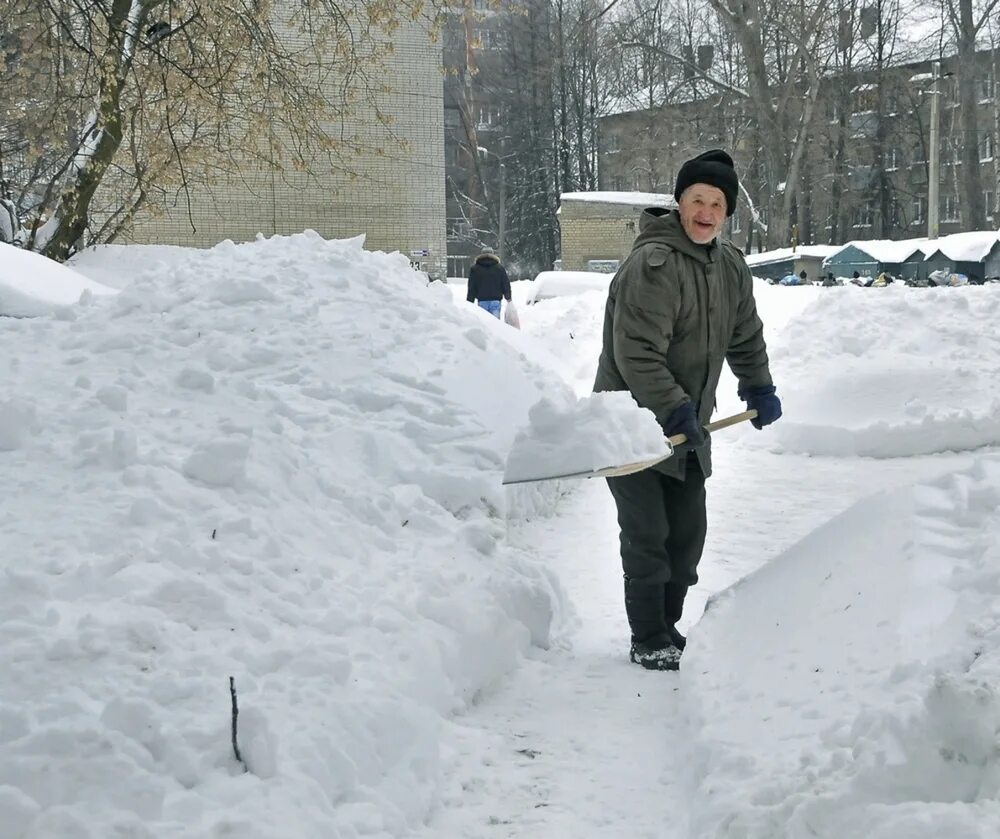 Снег мп 3. После снега. Чистильщики снега после снегопада. Садовский снегопад. Производитель снегопада.