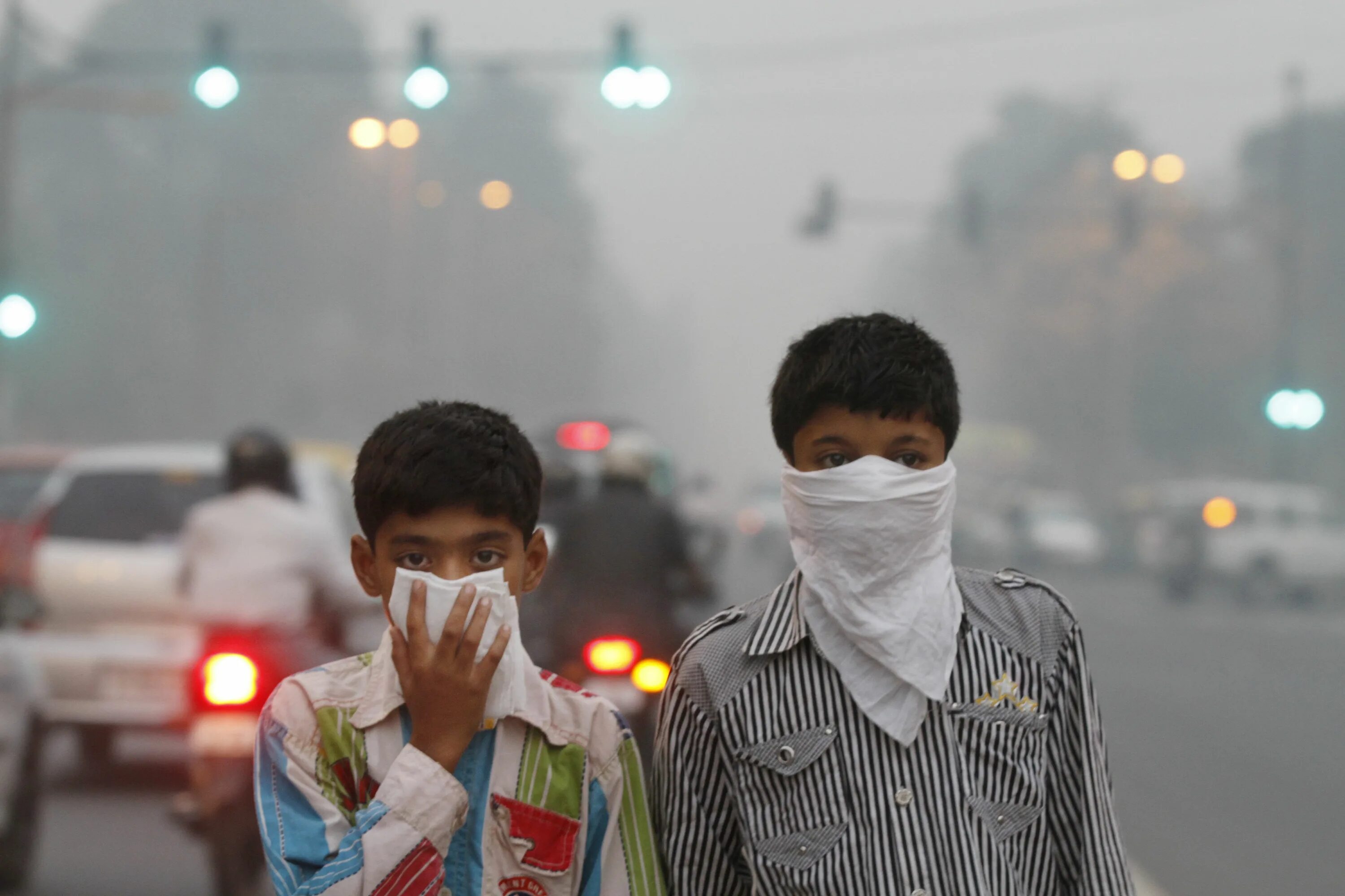 Bad pollution. Загрязнение воздуха человеком. Грязный воздух. Люди в загрязненном городе. Загрязнение воздуха люди в масках.