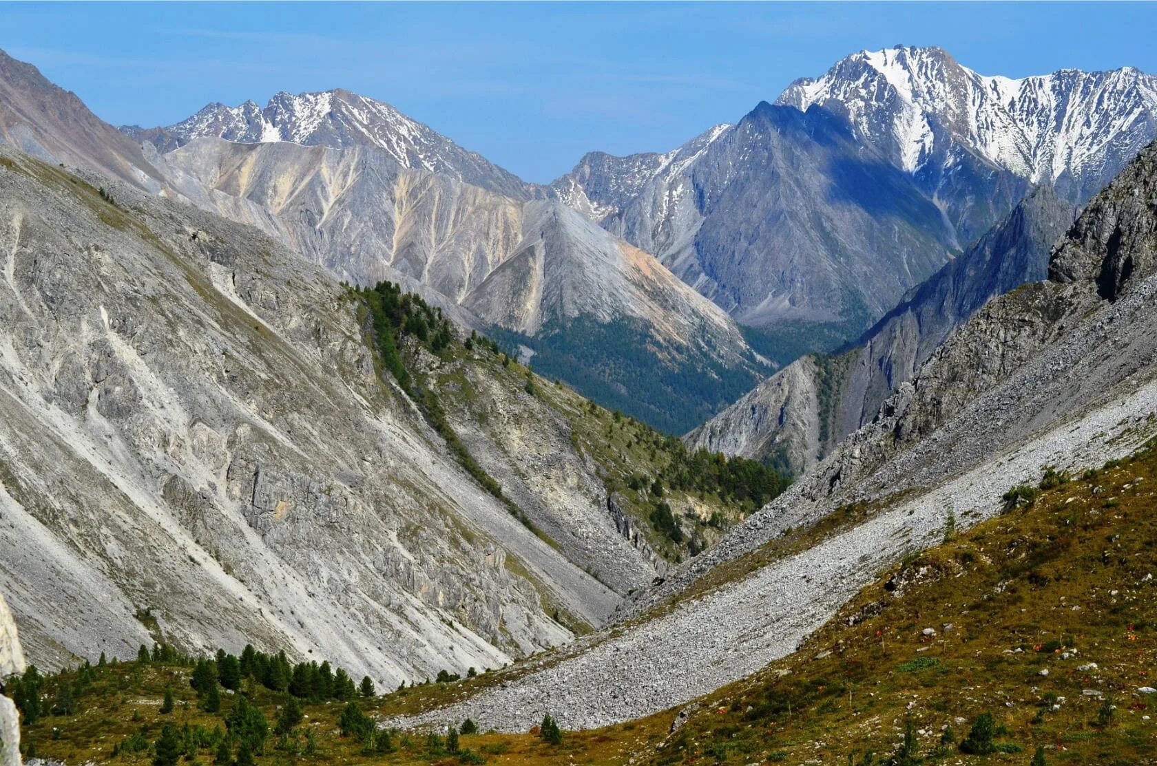 в горах саяны или саянах. саяны долина алтайский край. сибирь горы саяны. горы восточный саян. в горах саяны или саянах.