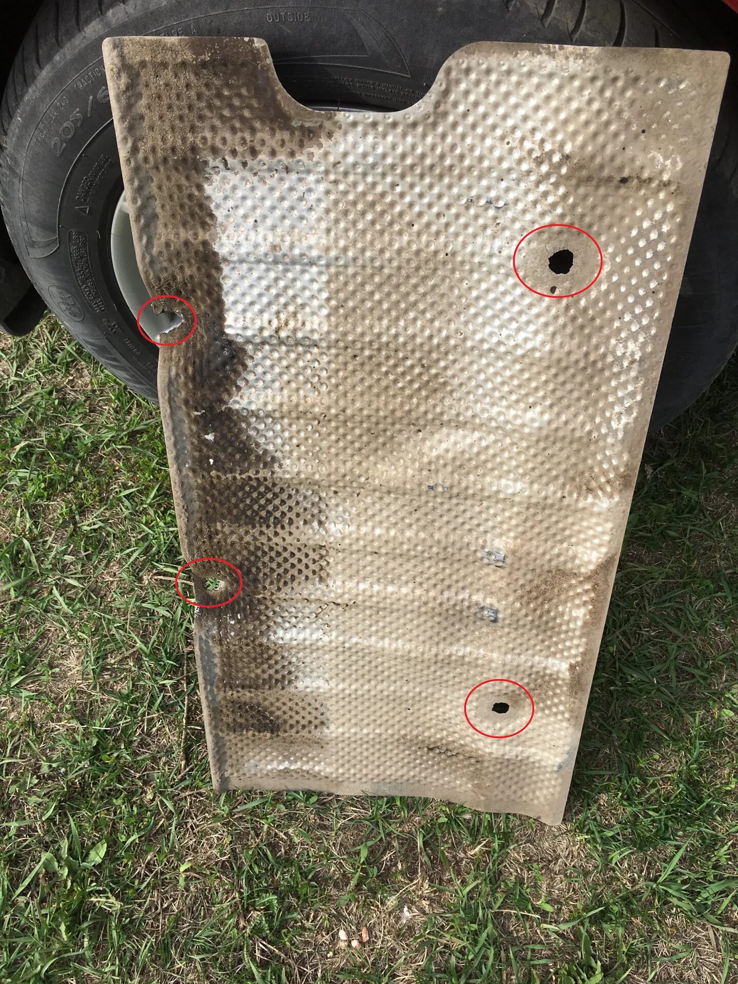 Термоэкран глушителя. Защитный экран глушителя митсубиси лансер 10. термоэкран лансер 10. термоэкран focus 2. термоэкран ваз 2108.