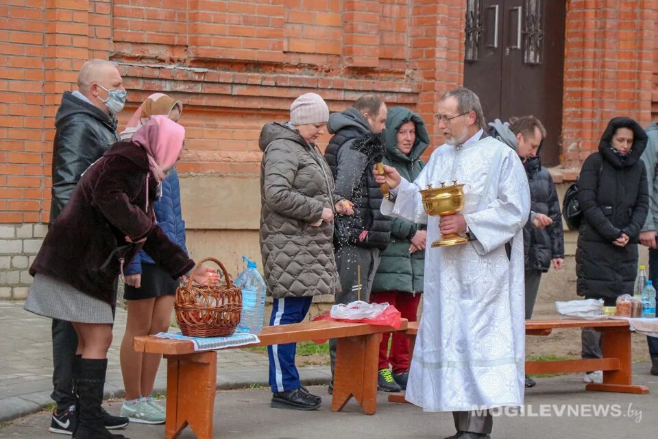 Крещение православный праздник. Конкурс могилевщина православная. 19 января праздник крещения. Крещение прихожане. Человек набирает воду.