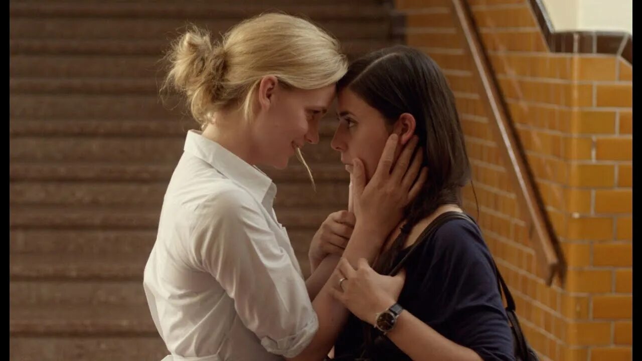 They them lesbian. Поцелуй меня Швеция 2011. Лив Мяёнес и рут Вега Фернандез.