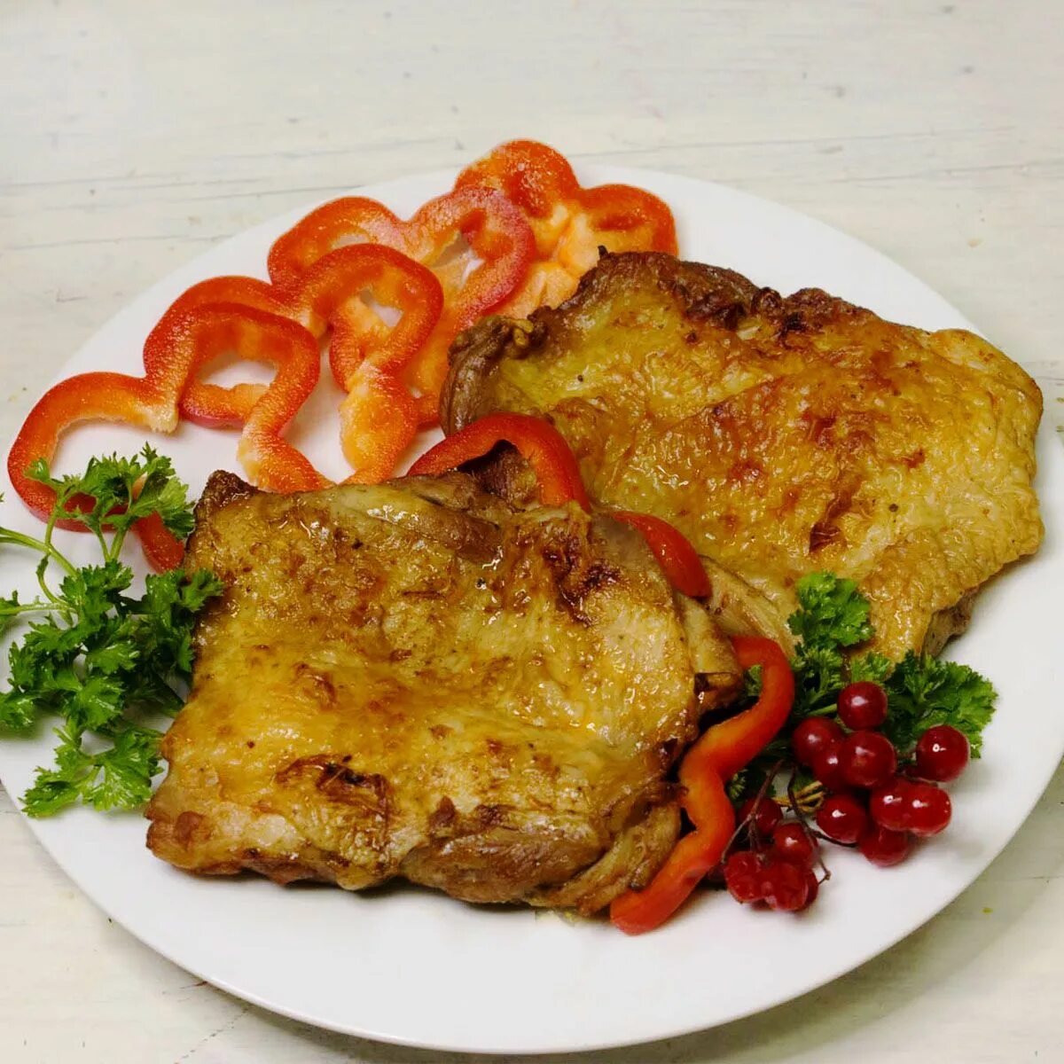 свиная отбивная. биточки в соусе. грудка куриная запеченная в духовке с помидорами и сыром. мясо по боярски. полуфабрикат отбивная кур.