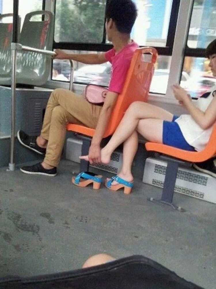 Убрать стоп в автобусе. Ноги в автобусе. Ножки в общественном транспорте. Женские ноги в общественном транспорте. Ножки девушек в общественном транспорте.